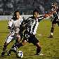 Adriano e Cleiton Xavier disputam bola Adriano e Cleiton Xavier disputam bola