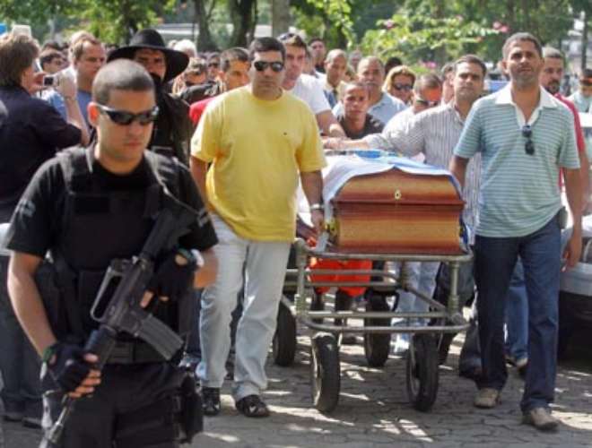 Enterro de delegado assassinado no Rio