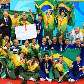 Após receber o ouro, jogadoras posam para foto junto com a comissão técnica