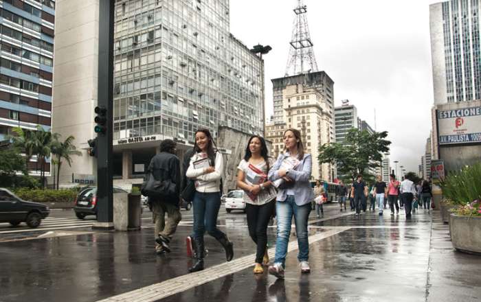 Pedestres caminham pela avenida Paulista em sábado muito chuvoso, em São Paulo. 06/11/2010