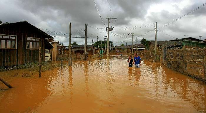 Ruas de Itajaí alagadas com as constantes chuvas em parte do Estado 