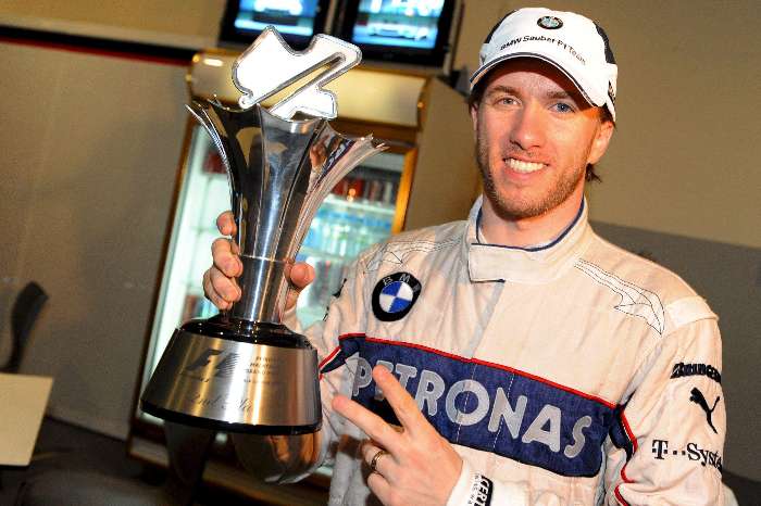 Nick Heidfeld exibe o troféu pelo segundo lugar no GP da Malásia