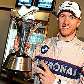 Nick Heidfeld exibe o troféu pelo segundo lugar no GP da Malásia Nick Heidfeld exibe o troféu pelo segundo lugar no GP da Malásia