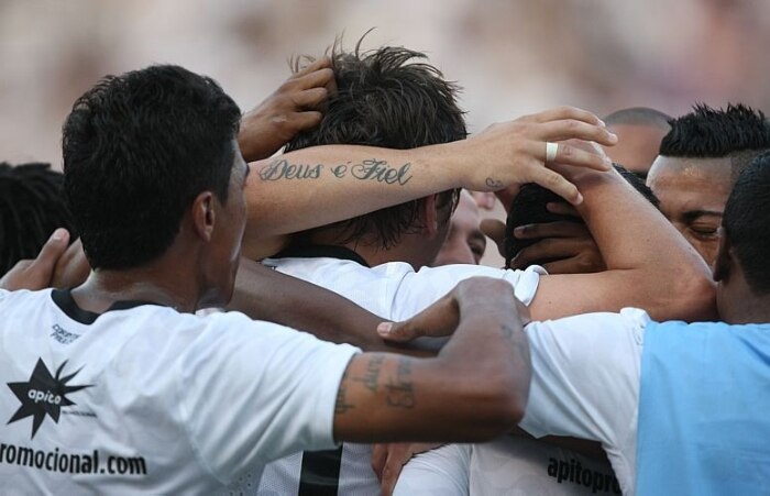 Jogadores corintianos celebram gol marcado por Paulo André