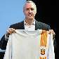 Johan Cruyff, novo técnico da seleção da Catalunha, exibe réplica de camisa de 1970 Johan Cruyff, novo técnico da seleção da Catalunha, exibe réplica de camisa de 1970