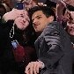 Taylor Lautner tira fotos com fãs em Londres Taylor Lautner tira fotos com fãs em Londres