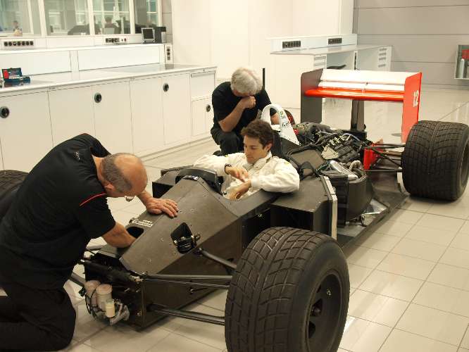 Bruno Senna vai pilotar McLaren que levou o tio Ayrton ao título de 1988