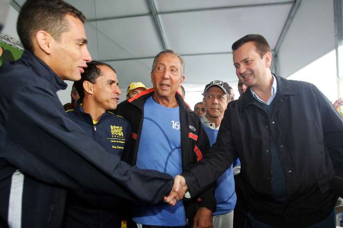 Candidato do DEM cumprimenta os maratonistas Vanderlei Cordeiro e Marilson dos Santos