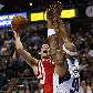 Luis Scola, dos Rockets, encara o bloqueio de Drew Gooden, dos Mavericks, na NBA Luis Scola, dos Rockets, encara o bloqueio de Drew Gooden, dos Mavericks, na NBA