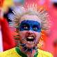 Com visual inspirado nas cores da bandeira brasileira, torcedor assiste ao jogo contra a Holanda