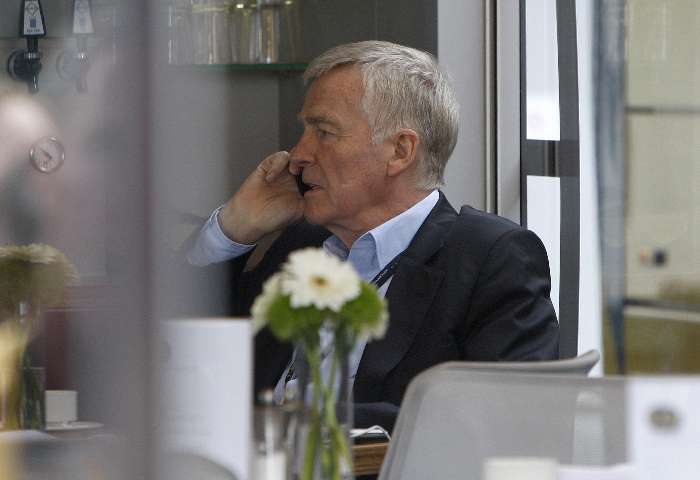 Max Mosley, presidente da FIA, conversa ao telefone no paddock em Silverstone