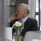 Max Mosley, presidente da FIA, conversa ao telefone no paddock em Silverstone