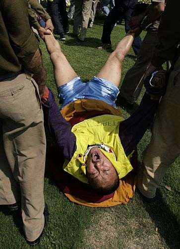 Policiais detêm tibetano exilado durante protesto em frente a embaixada da China em Nova Delhi