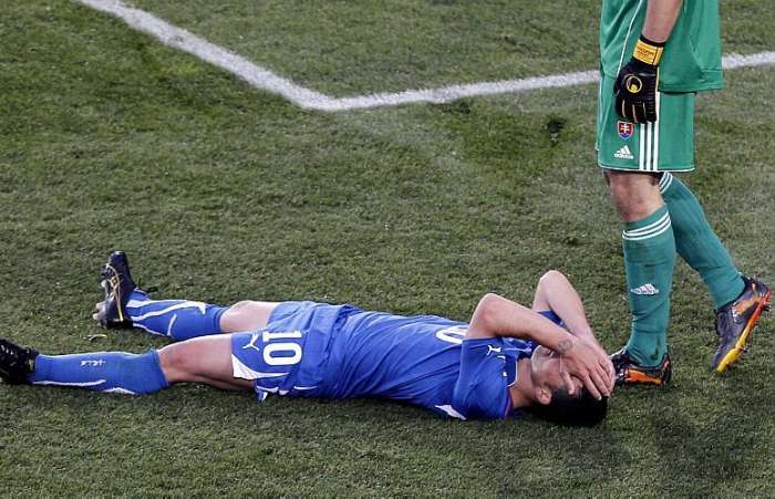 Tristeza do italiano Di Natale, após perder por 3 a 2 da Eslováquia e ser eliminado da copa
