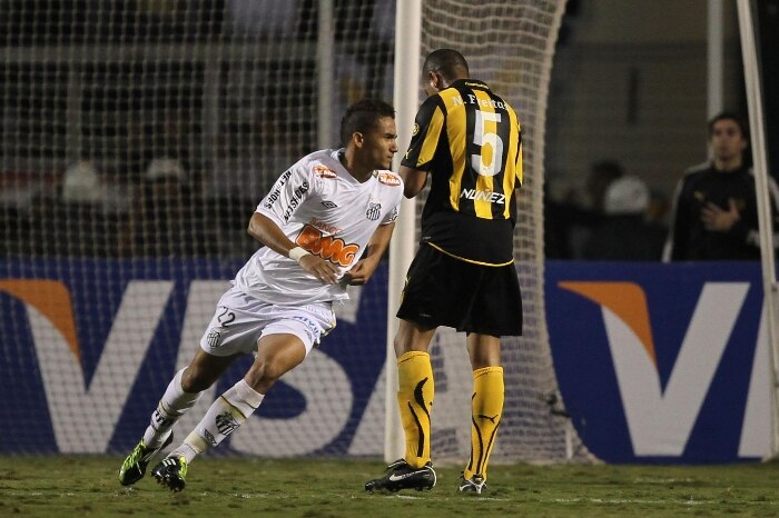 Danilo, do Santos, comemora o segundo gol do Santos sobre o Peñarol, na final da Libertadores