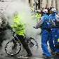Manifestante tenta apagar a tocha com extintor Manifestante tenta apagar a tocha com extintor