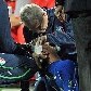 Alberto Aquilani é atendido em campo, após se ferir em partida contra a Estônia