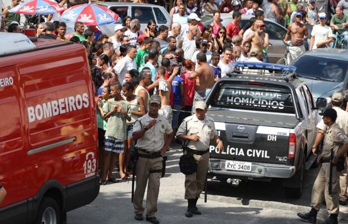 Helicópteros, viaturas do Corpo de Bombeiros e ambulâncias do Samu estão no local