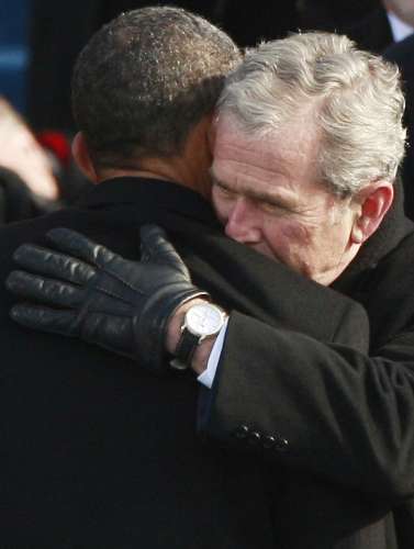 Bush abraça o novo presidente dos Estados Unidos 