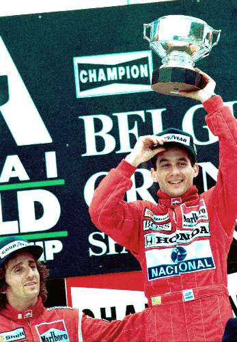 Ayrton Senna ergue troféu da vitória na Bélgica em 1988, com Alain Prost em 2.º