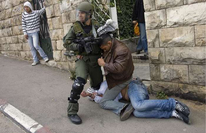 Policial israelense imobiliza e prende manifestante