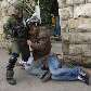 Policial israelense imobiliza e prende manifestante Policial israelense imobiliza e prende manifestante