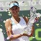 Victoria Azarenka exibe o troféu de campeã do Torneio de Miami, após vencer Maria Sharapova
