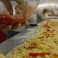 Pizzaiolo faz pizza gigante para celebrar o dia da iguaria 