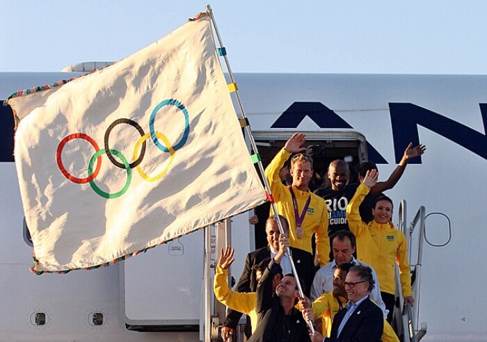 O prefeito do Rio de Janeiro, Eduardo Paes, volta de Londres com a bandeira olímpica