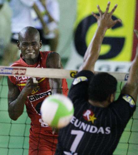 Jamelão, do Cimed, contra o bloqueio de Carlão, do Vôlei Futuro