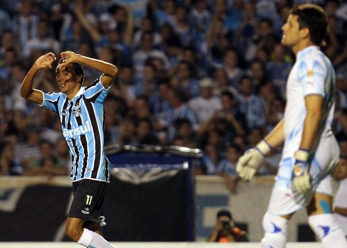 Lúcio comemora o primeiro gol da vitória do Grêmio na Libertadores