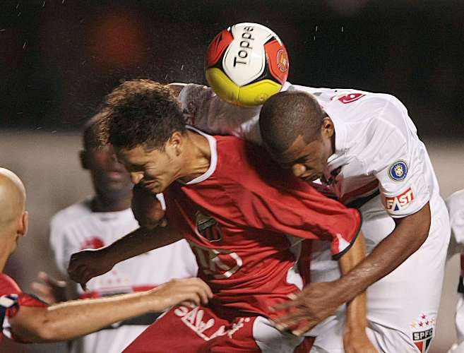 Jorge Wagner tenta cabecear a bola contra o Ituano