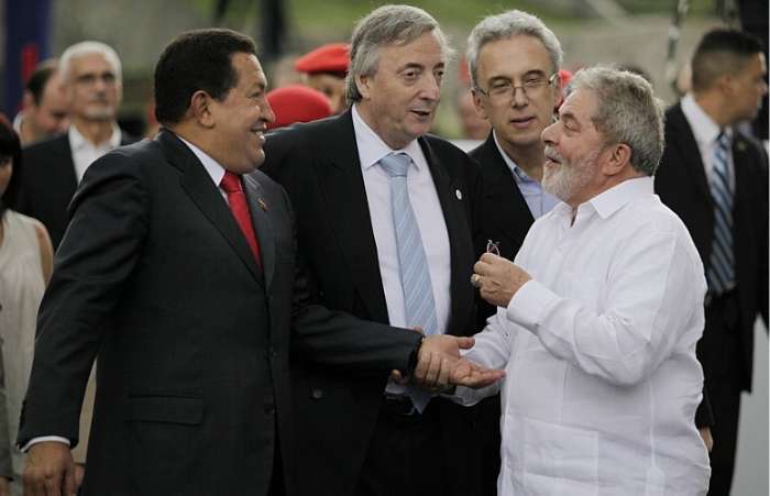 Kirchner em encontro da Unasul com Lula e o presidente Hugo Chávez, na Venezuela