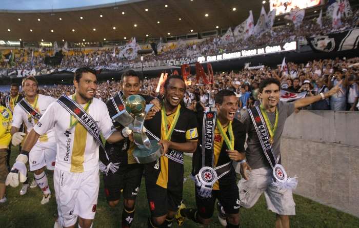 Carlos Alberto e os jogadores do Vasco dão a volta olímpica com a taça de campeão da Série B