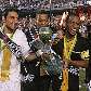 Carlos Alberto e os jogadores do Vasco dão a volta olímpica com a taça de campeão da Série B