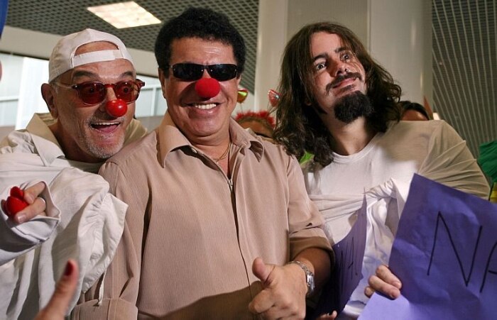Wando protesta contra a crise nos aeroportos ao lado de Tico Santa Cruz 