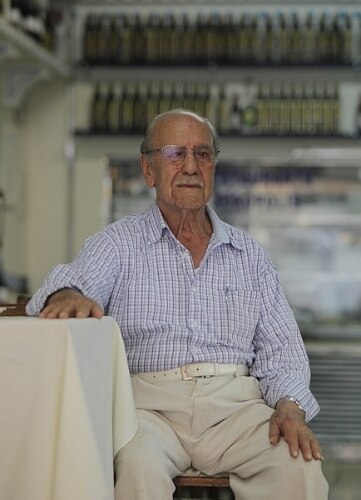 De garçom a dono de restaurante: seu Trasso chegou ao Brasil sem falar português