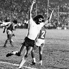 Esportes - Sócrates comemora um dos quatro gols que na histórica vitória de 10 a 1 do Corinthians sobre o Tiradentes PI em 1983 que até hoje é a maior goleada da história do Brasileirão - Foto: Domicio Pinheiro/AE