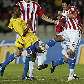 Douglas Costa e Ivan Piris, do Paraguai, em lance do 1 a 1