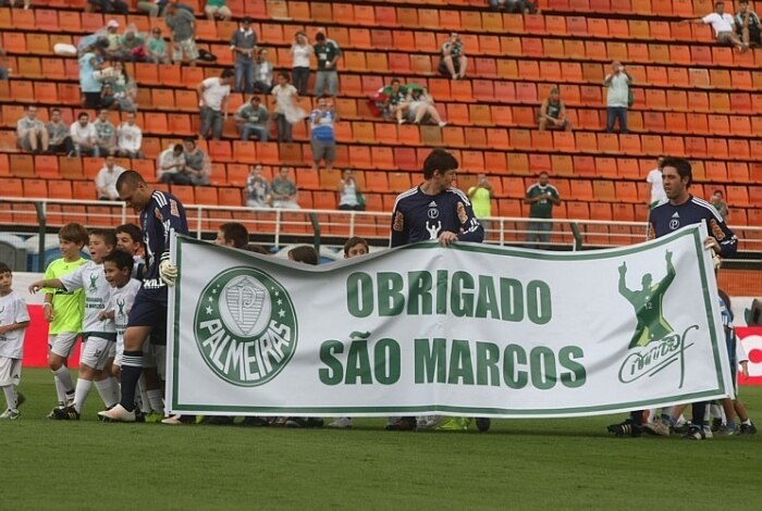 Jogadores do Palmeiras entraram com faixa homenageando Marcos