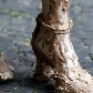 Artistas caminham pela Av Paulista com roupas sociais sujas com argila Artistas caminham pela Av Paulista com roupas sociais sujas com argila