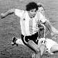 Maradona, pela Argentina, tenta driblar Vandermissen, da Bélgica, na estreia na Copa do Mundo 1982