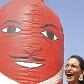 Camisinha gigante em Hyderabad, na Índia