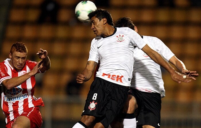 Corinthians vira sobre o Náutico no Pacaembu e reage no Brasileiro