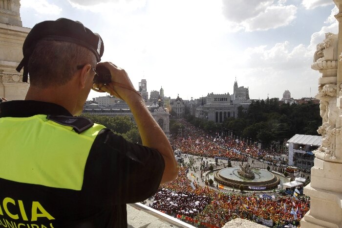 Milhares de jovens inundaram as ruas da capital espanhola, saudando o pontífice