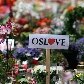 Milhares de pessoas se reúnem em várias cidades da Noruega para homenagear as vítimas Milhares de pessoas se reúnem em várias cidades da Noruega para homenagear as vítimas