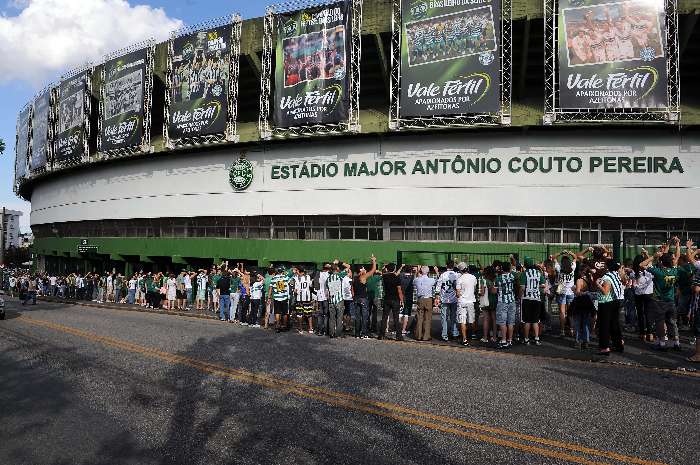 Torcedores do Coritiba dão abraço simbólico no Estádio Couto Pereira