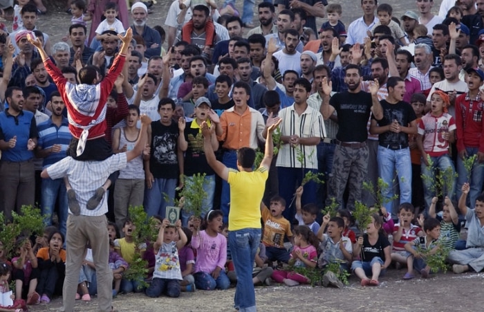 Sírios protestam contra o regime de seu país em campo de refugiados na Turquia
