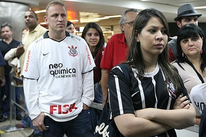 Confira imagens do embarque e desembarque do Corinthians após a primeira partida contra o Boca