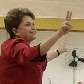 Fotógrafos e jornalistas cercam Dilma após votação em Porto Alegre, RS